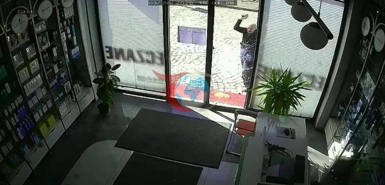 Erzurum’da bir eczacıdan kundaklama girişimi Eczanenin camını kırıp yağ döktü: O anlar kamerada