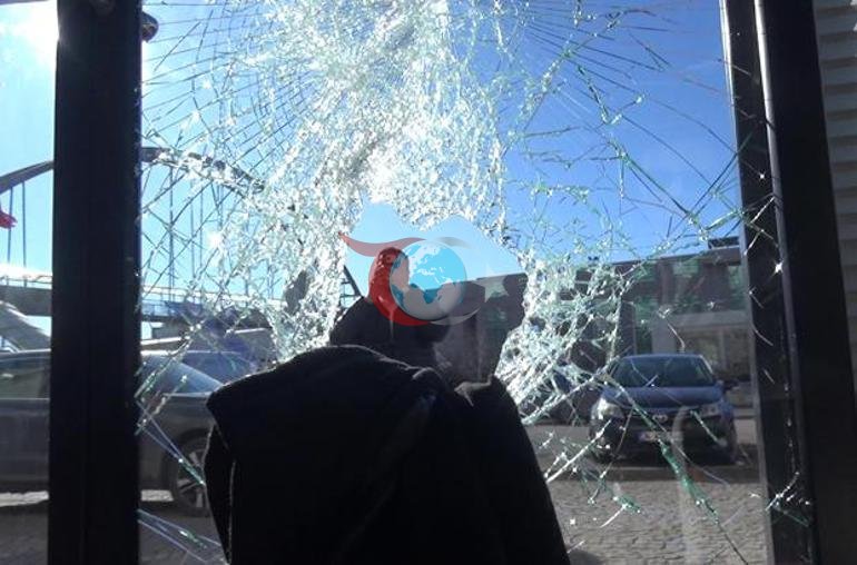 Erzurum’da bir eczacıdan kundaklama girişimi Eczanenin camını kırıp yağ döktü: O anlar kamerada