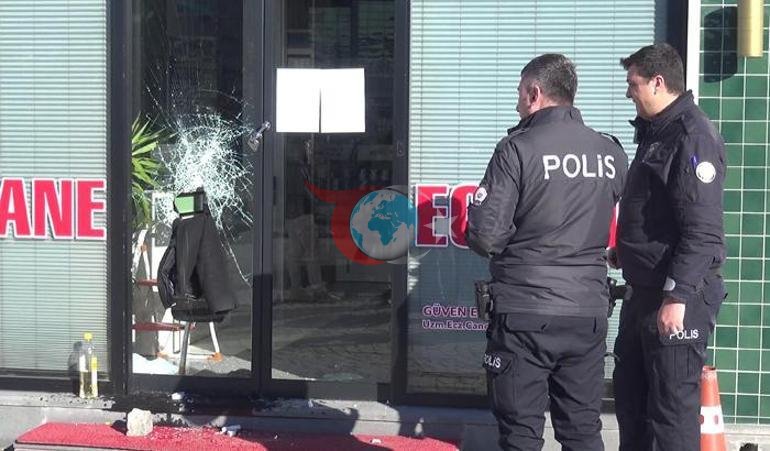 Erzurum’da bir eczacıdan kundaklama girişimi Eczanenin camını kırıp yağ döktü: O anlar kamerada