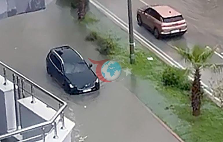 Adana sular altında Dereler taştı, yollar göle döndü, araçlar mahsur kaldı
