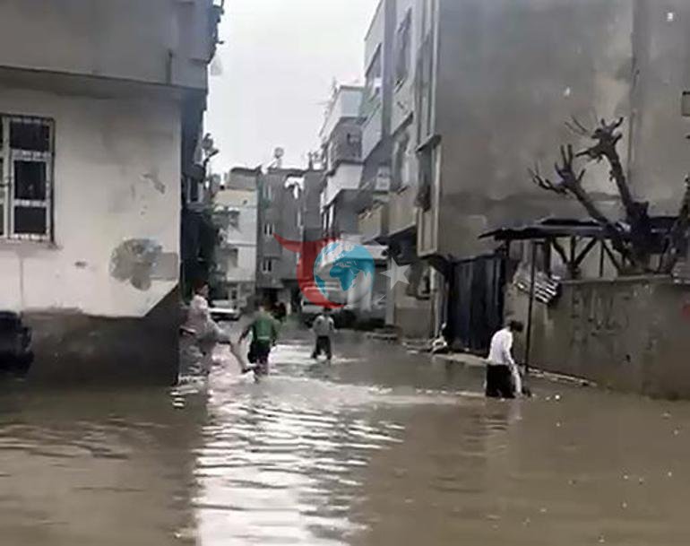 Adana sular altında Dereler taştı, yollar göle döndü, araçlar mahsur kaldı