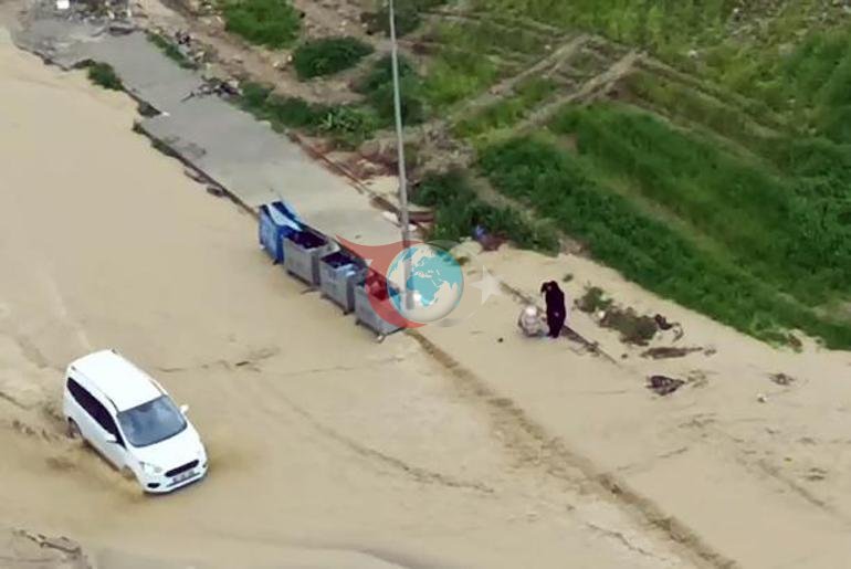 Adana sular altında Dereler taştı, yollar göle döndü, araçlar mahsur kaldı