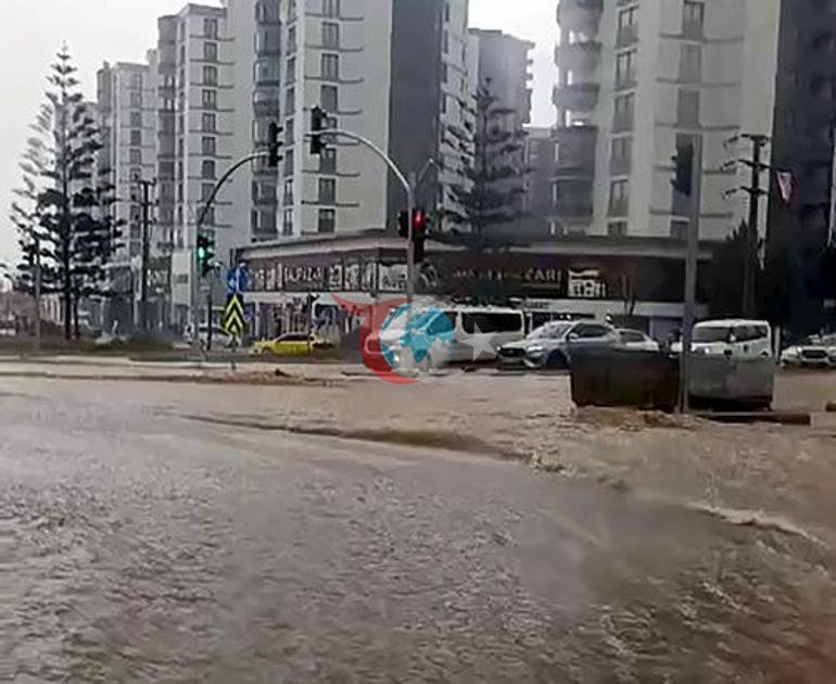 Adana sular altında Dereler taştı, yollar göle döndü, araçlar mahsur kaldı