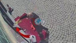 Erzurum’da bir eczacıdan kundaklama girişimi! Eczanenin camını kırıp yağ döktü: O anlar kamerada