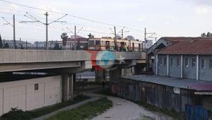 Adanada korku dolu anlar Hafif raylı sistemin vagonu raydan çıktı