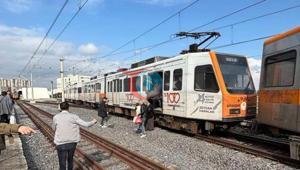 Adanada faciadan dönüldü Raydan çıkan metro vagonu direğe çarptı