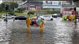 Adana sular altında Dereler taştı, yollar göle döndü, araçlar mahsur kaldı