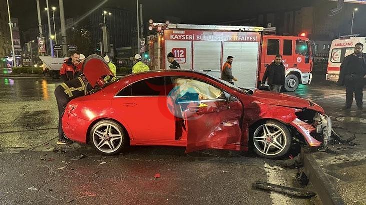 Kayseri'de Trafik Kazası: Araç Çarpışmasında 2 Kişi Yaralandı
