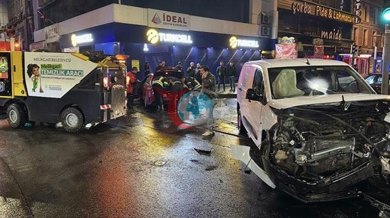 Kayseride feci kaza Hafif ticari araç ile otomobil çarpıştı: 2 yaralı