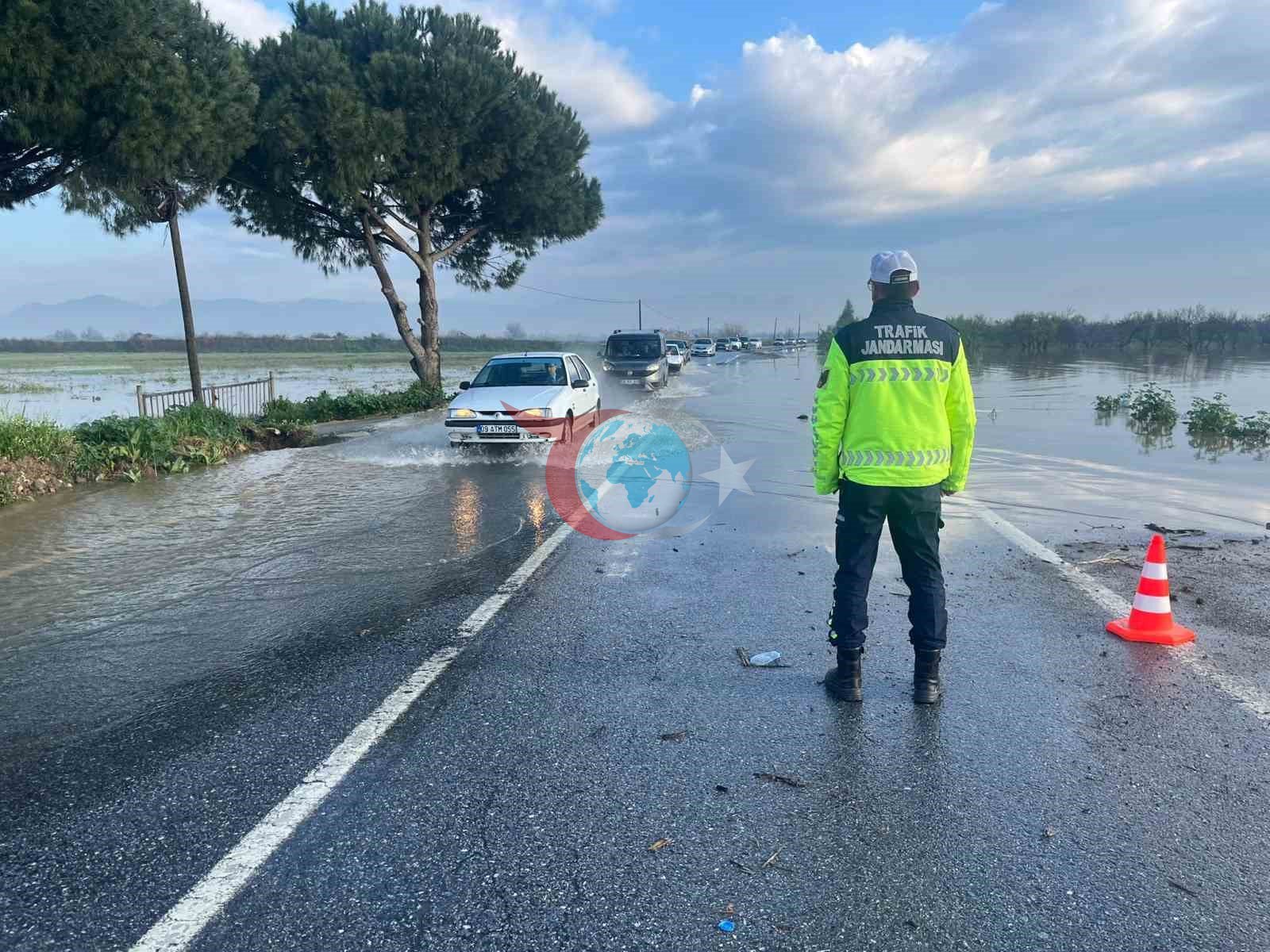 Menderes Nehri'nin Taşkını İncirliova-Koçarlı Yolunu Kapattı