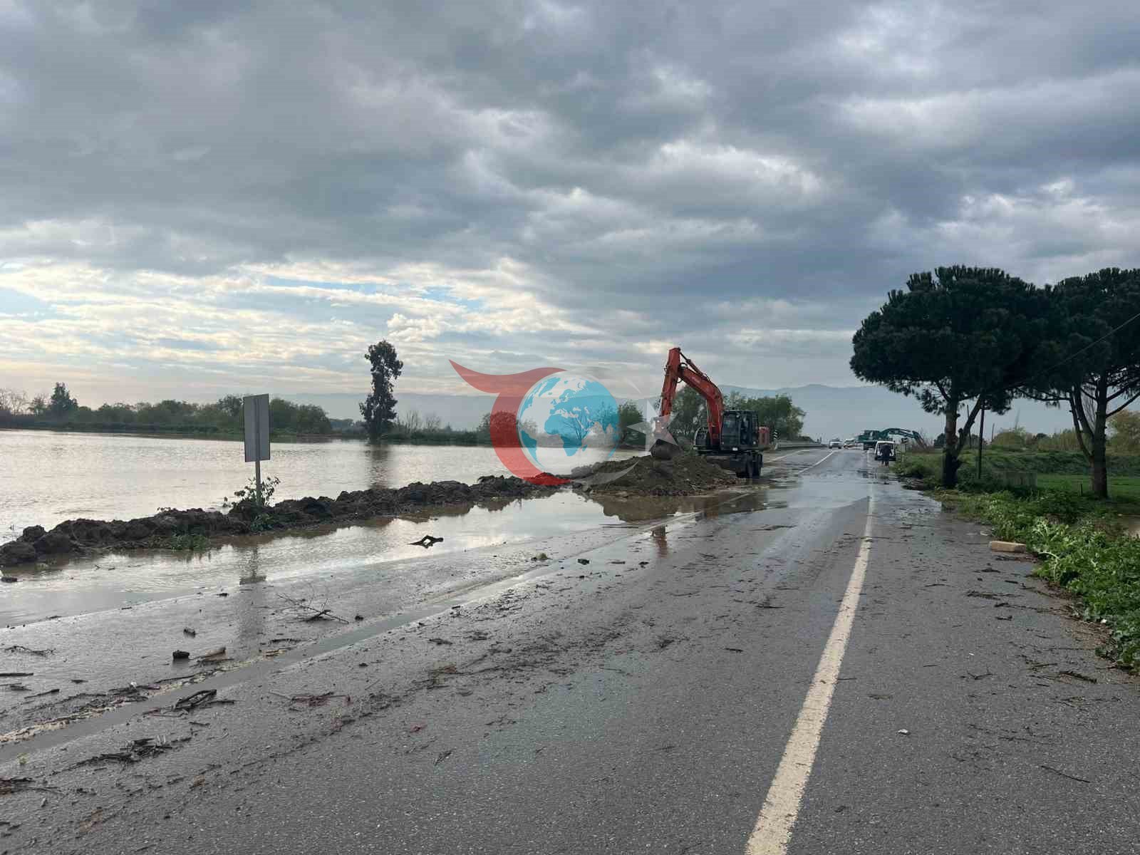 Menderes Nehri taştı, İncirliova-Koçarlı yolu sular altında kaldı