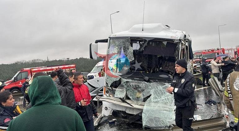 Başakşehirde zincirleme kazaya polis servisi de karıştı Yaralılar var