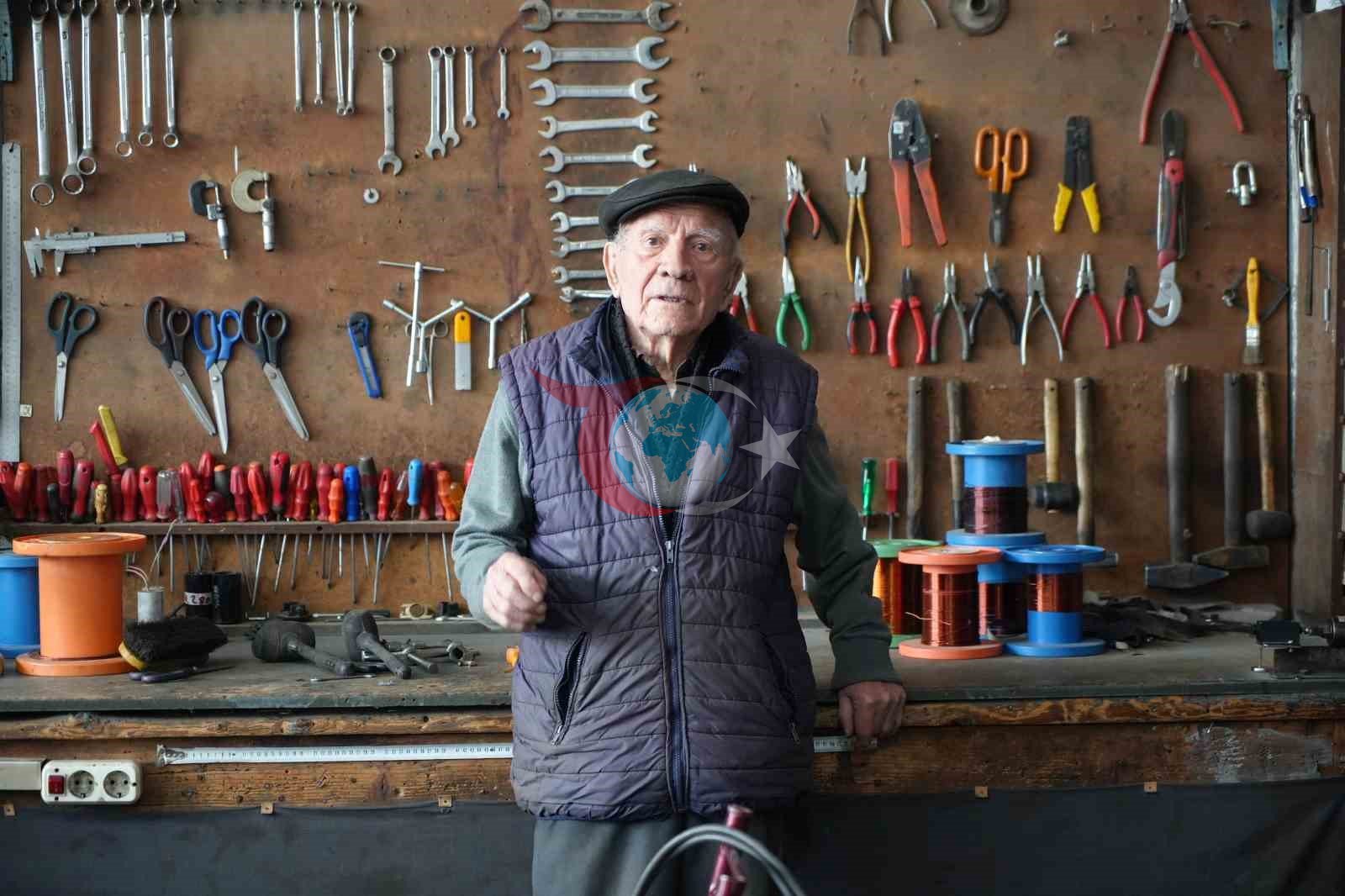 88’lik usta gençlere taş çıkarıyor