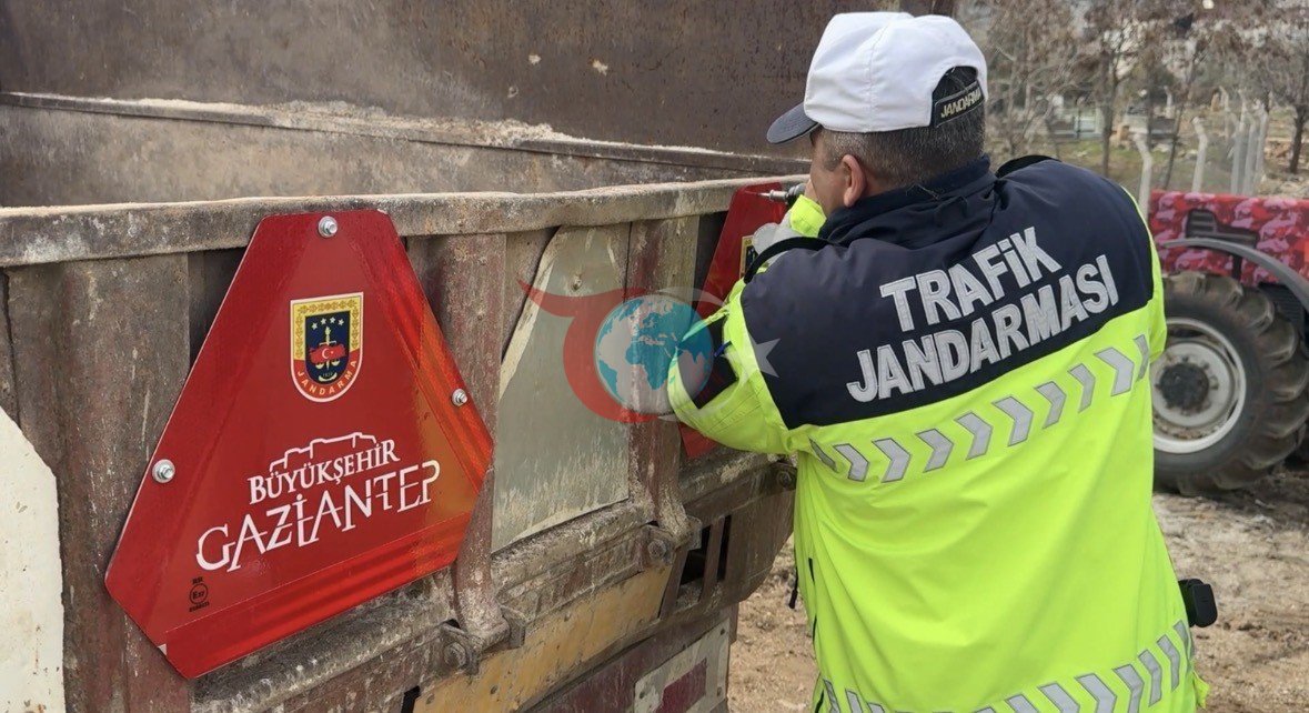 Jandarma 85 traktör sürücüsüne eğitim vererek reflektör dağıttı