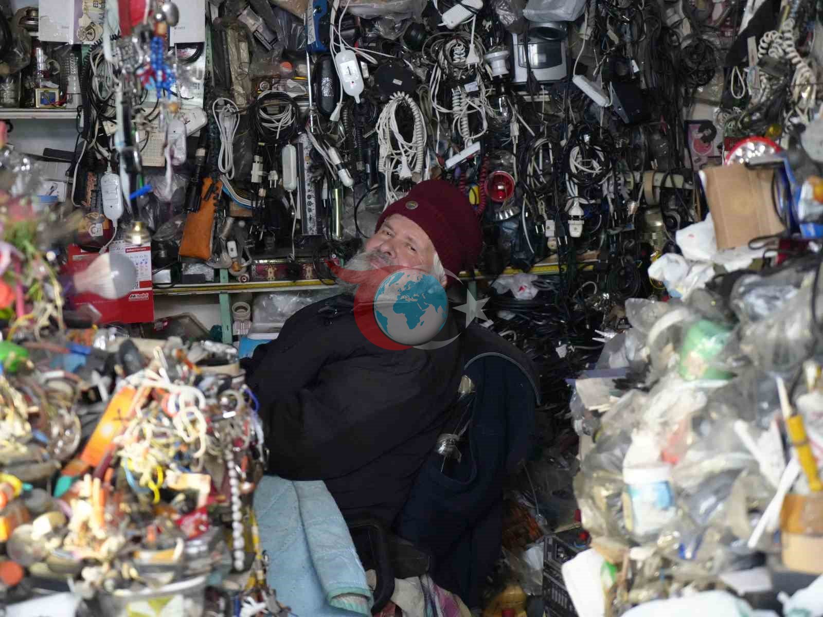 72 Yaşındaki Elektrik Ustası, Dükkanını 25 Yıldır Biriktirdiği Eşyalarla Müzeye Dönüştürdü