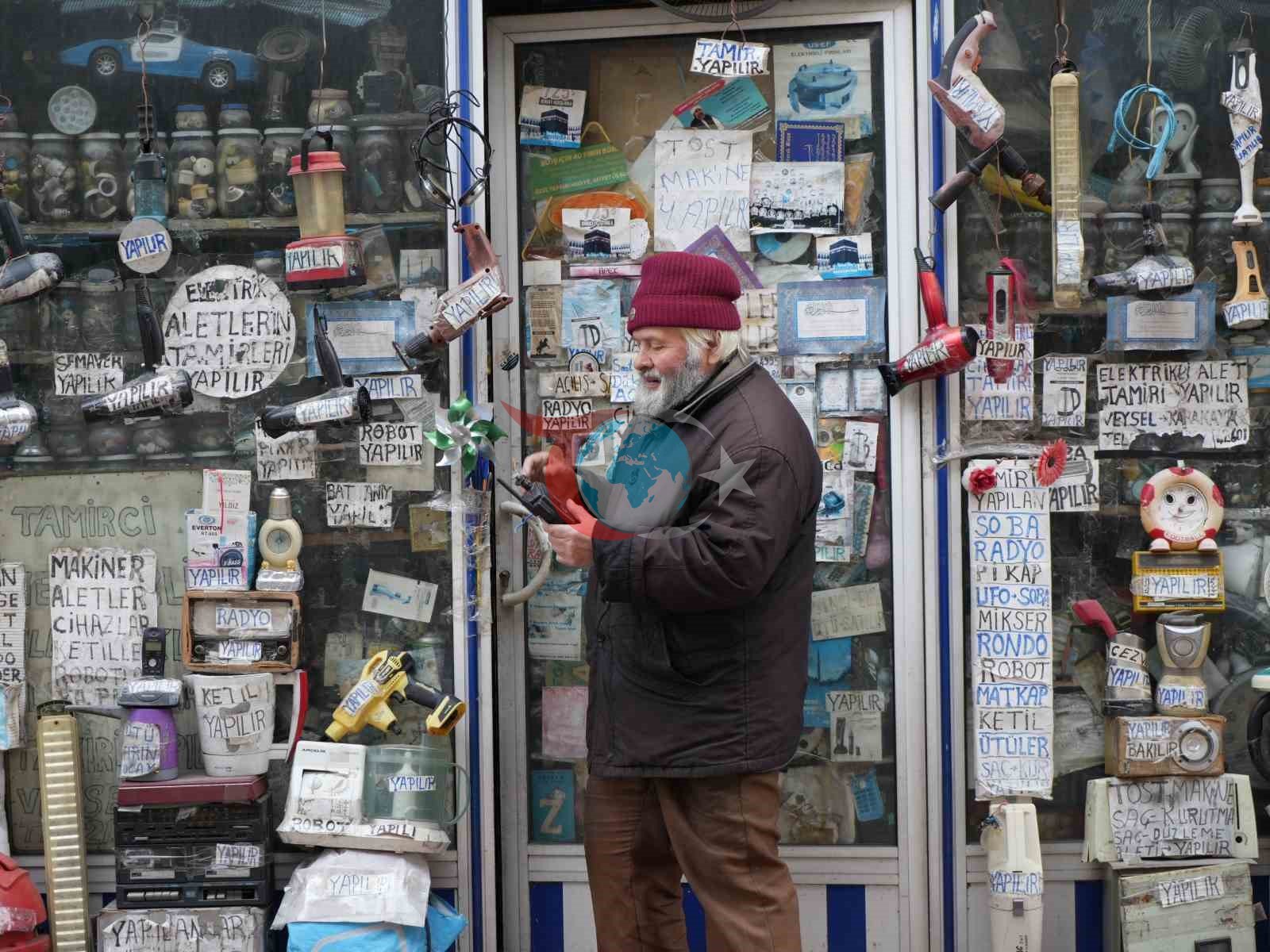 72 yaşındaki elektrik ustası, 25 yıldır biriktirdiği malzemelerle dükkanını adeta müzeye çevirdi