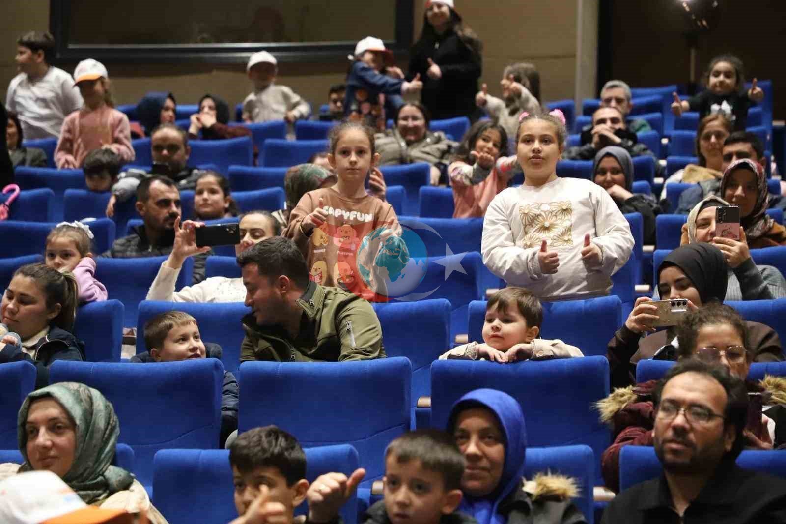 Turgutlu’da tiyatroya ve çocuk festivaline yoğun ilgi
