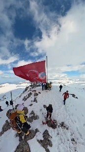 Trabzon&rsquo;un en yüksek tepesindeki Türk bayrağı yenilendi