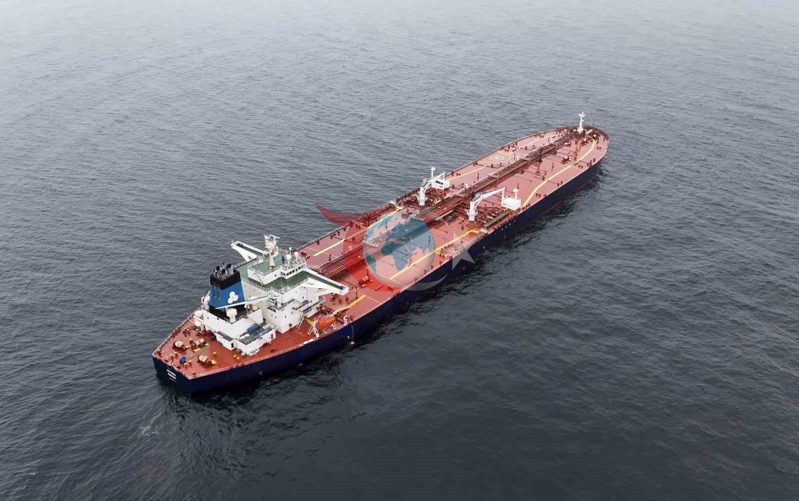 İstanbul Boğazı&rsquo;na yaklaşırken vurulan tanker havadan görüntülendi