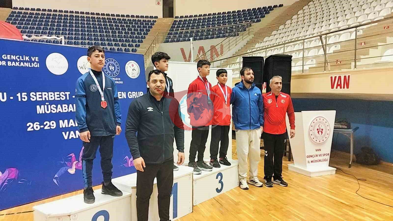 Erzincanlı güreşçilerden bölge şampiyonasında başarı