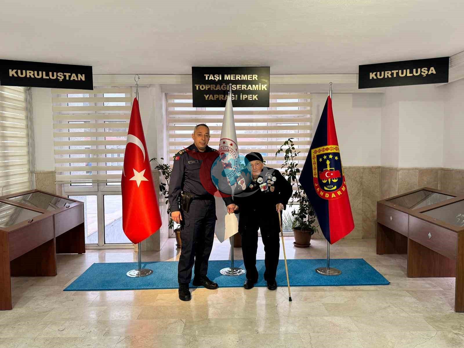 Albay Vanlı, 91 yaşındaki şehit babasını kapıda karşılayıp makamında ağırladı