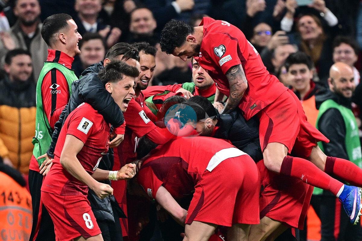 A Milli Takım oyuncuları play-off yarı finalinde Romanya'ya karşı atılan golü kutlarken