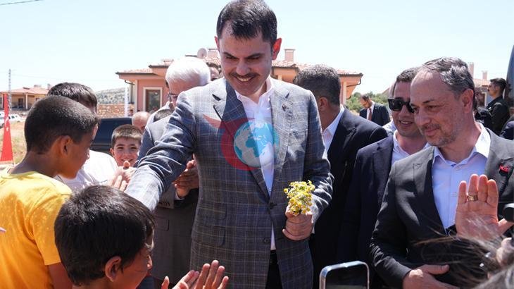 Bakan Kurum, Zey Köyü'nde Depremzede Çocuklar İçin Halı Saha Açılışı Yaptı