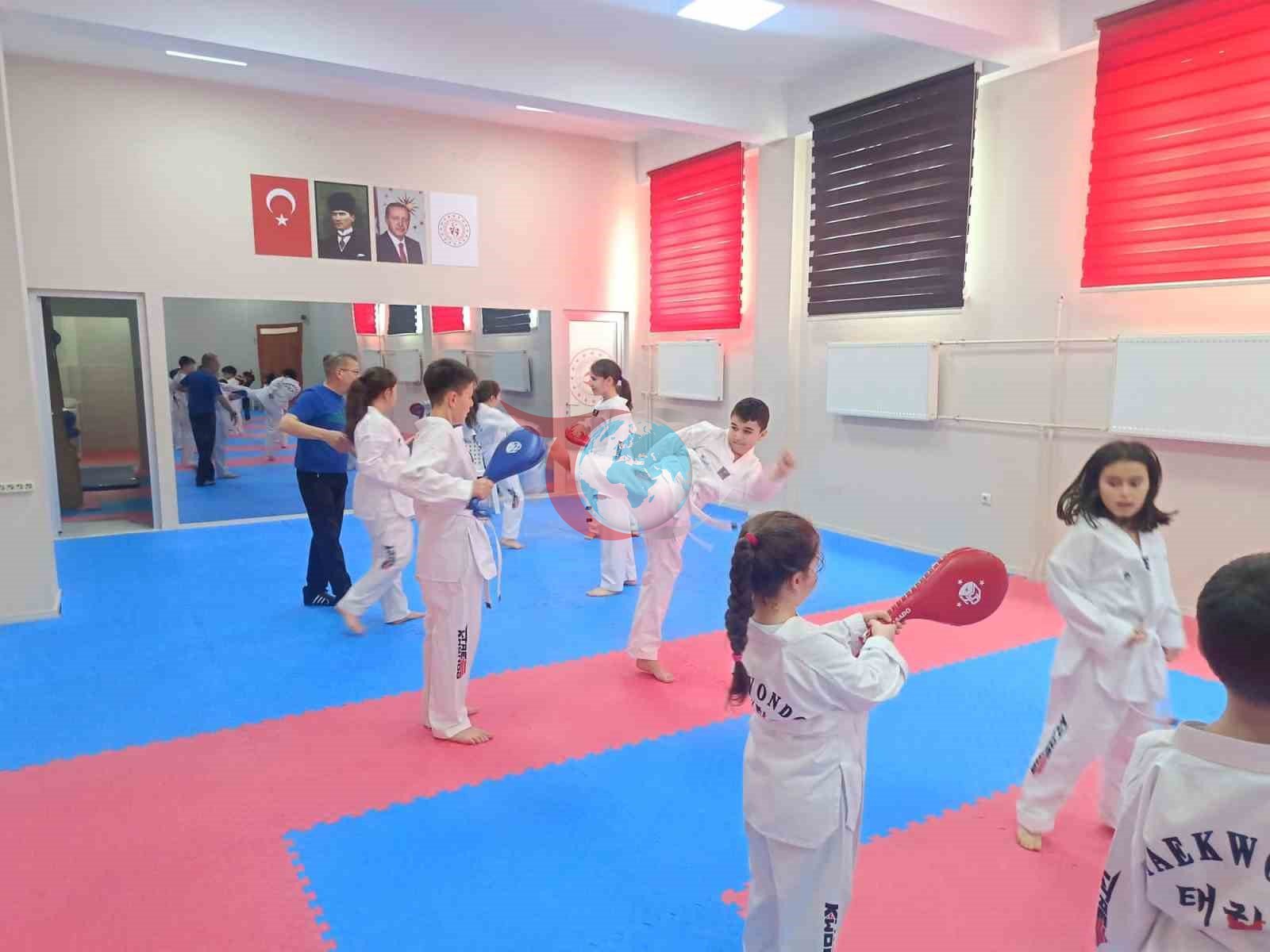 Çamlıca Kemal Unakıtan Spor Salonu’nda taekwondo rüzgarı