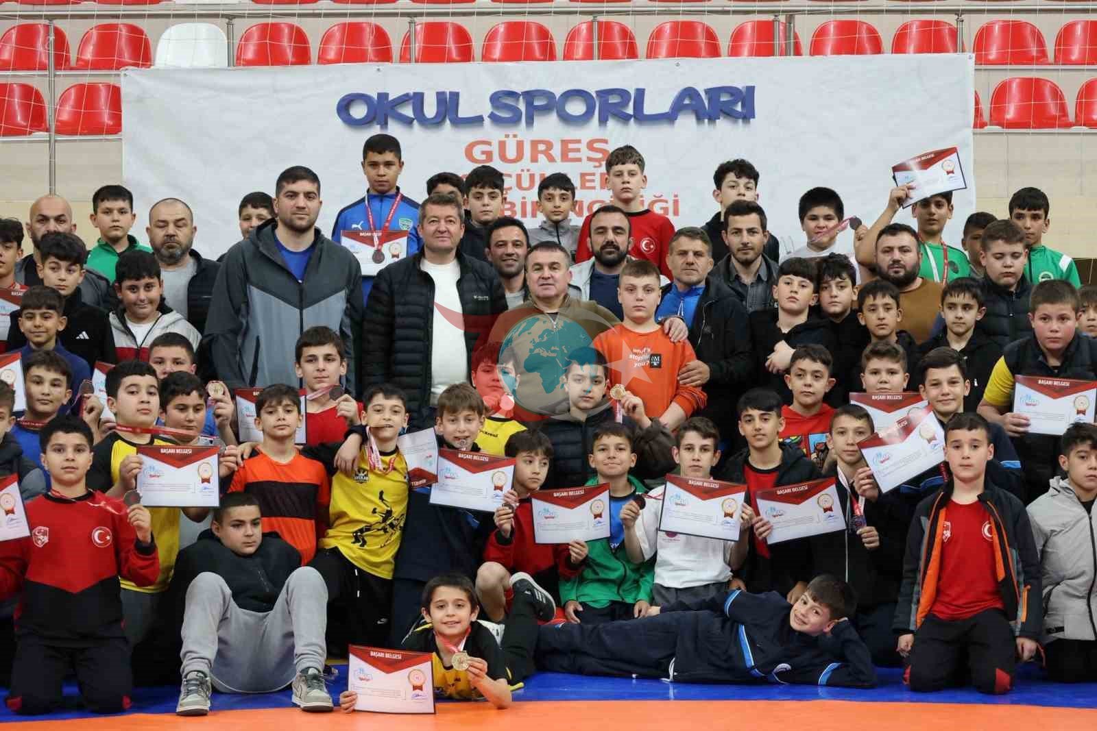 Bilecik’te Minik Güreşçiler Kıyasıya Yarıştı