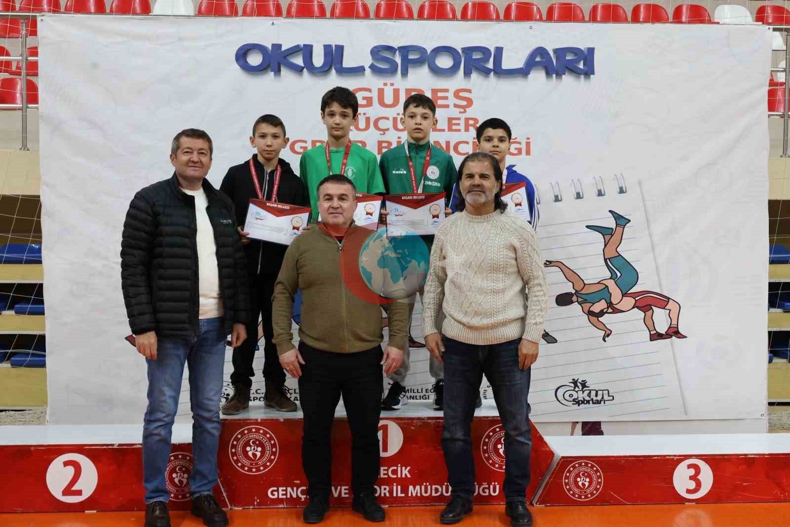 Bilecik’te 400 sporcu minderde ter döktü