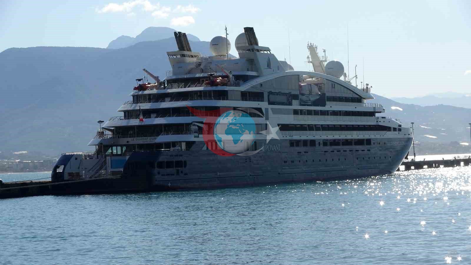 Alanya’ya Fransız bayraklı kruvaziyer demir attı