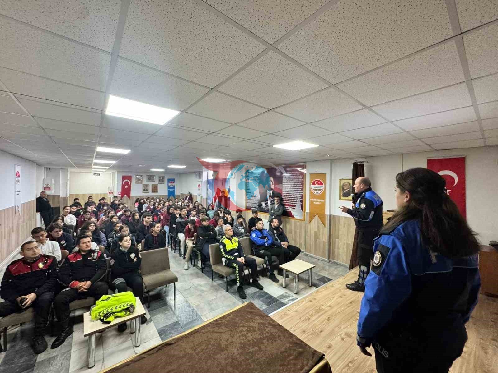 Polis ekiplerinden ortaokul öğrencilerine yönelik eğitim