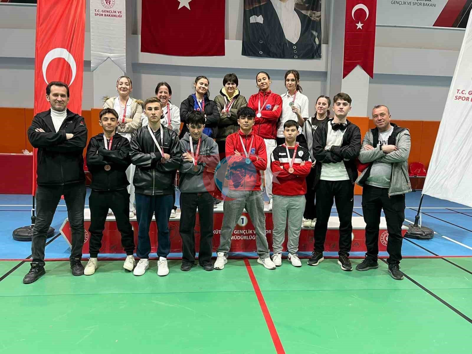 Pazarlar Spor Lisesi Atletizmde 15 Madalya Kazandı