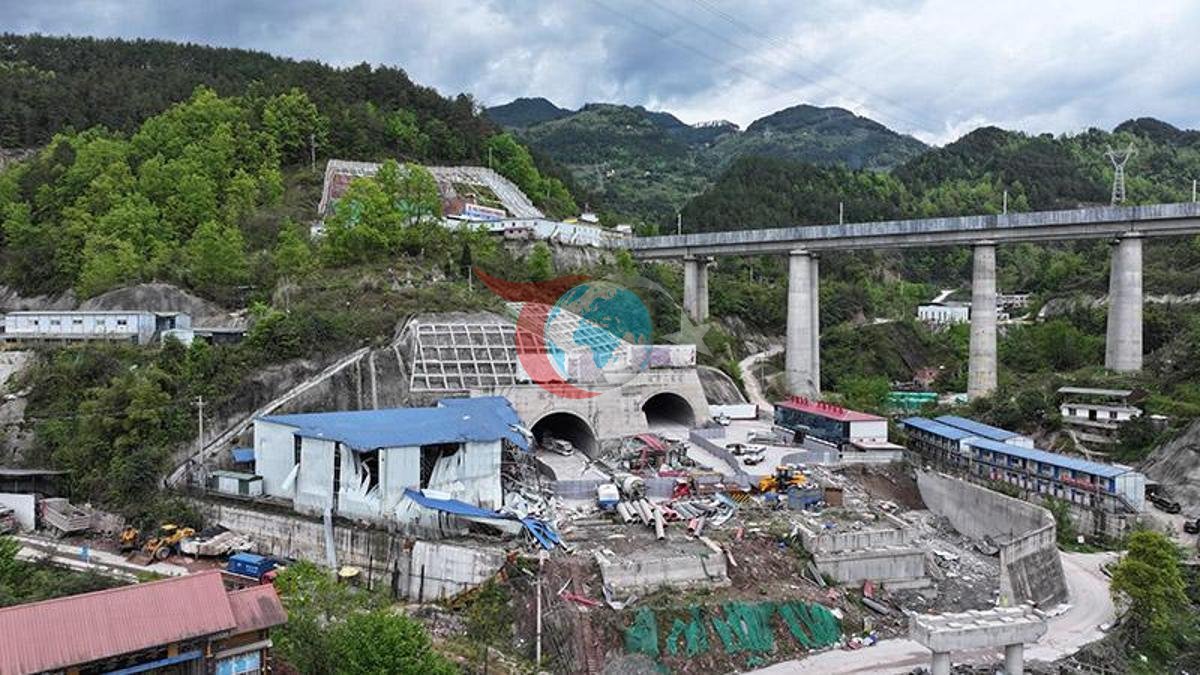 Çin'de Tünel Çalışmasında Patlama: 4 Hayatını Kaybetti, 9 Yaralı
