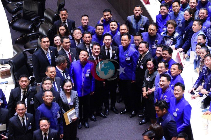 Tayland Kralı, yeni hükümet kabinesini onayladı