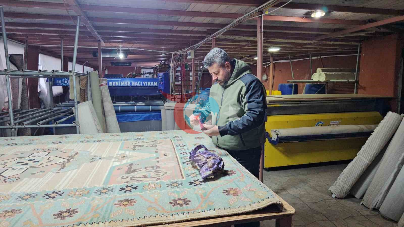 Poşetten insanlık çıktı, halının arasındaki altınlar sahibine ulaştırdı