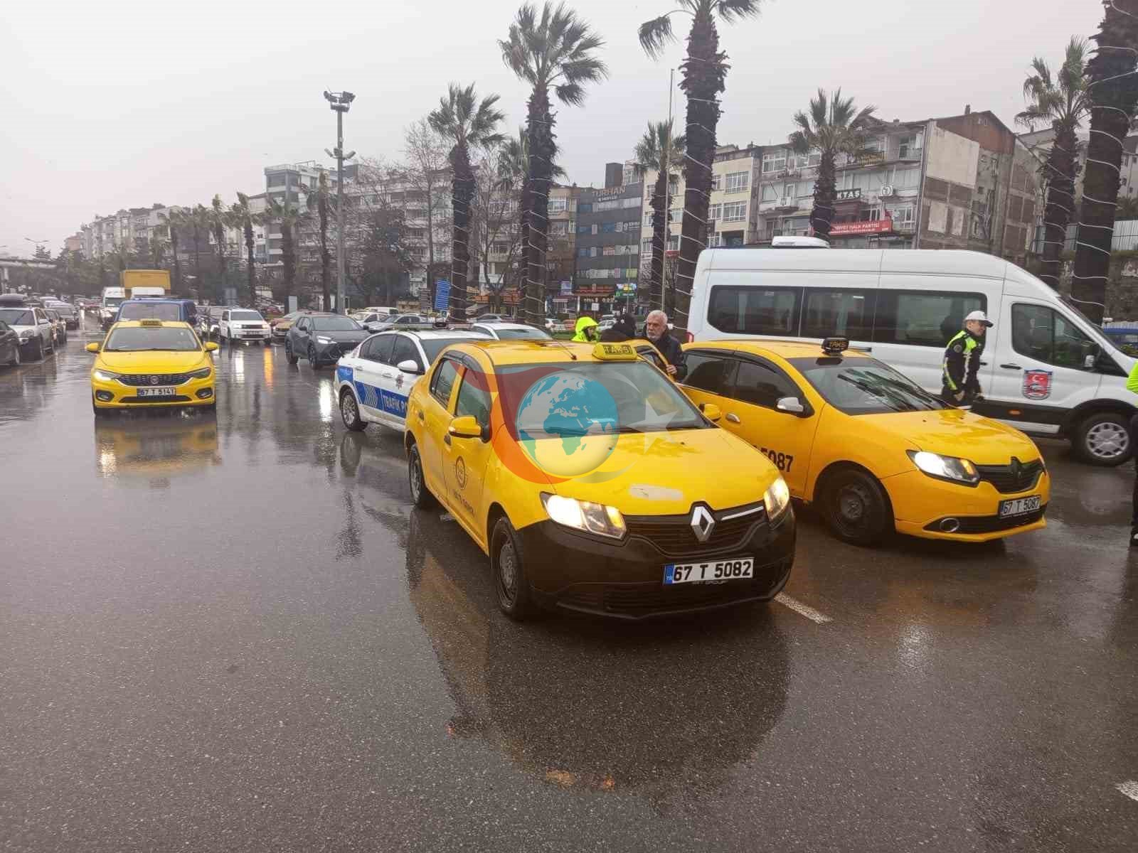 Komiserden örnek davranış, yaralı kuryenin başından ayrılmadı