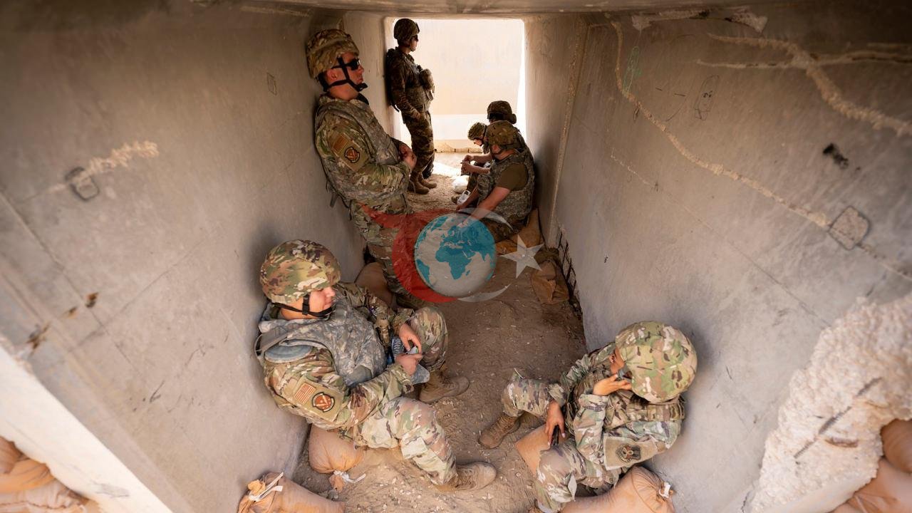 ABD'li askerler tatbikat sırasında T duvarların içinde dinleniyor. (Görsel 2021 yılına ait)