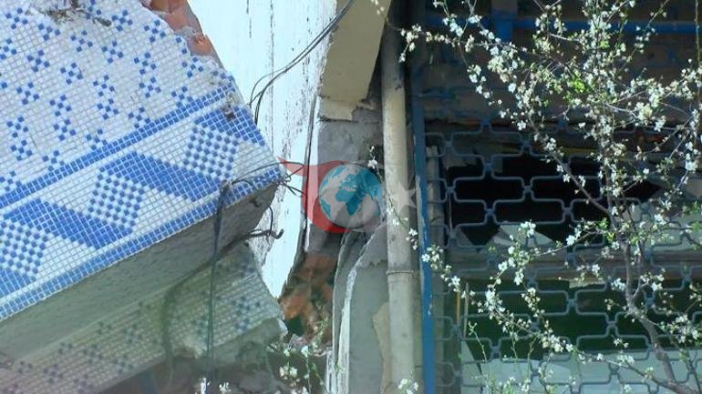 Sultangazi’de yıkım sırasında korkutan anlar Yan bina hasar gördü