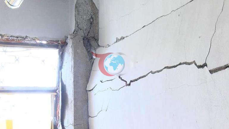 Sultangazi’de yıkım sırasında korkutan anlar Yan bina hasar gördü
