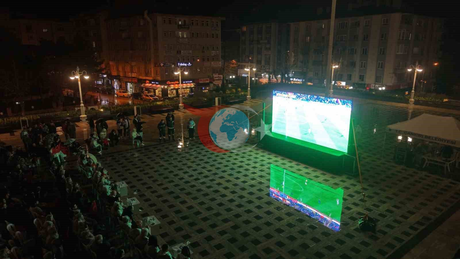 A Milli Futbol Takฤฑmฤฑโna yaฤmur altฤฑnda destek