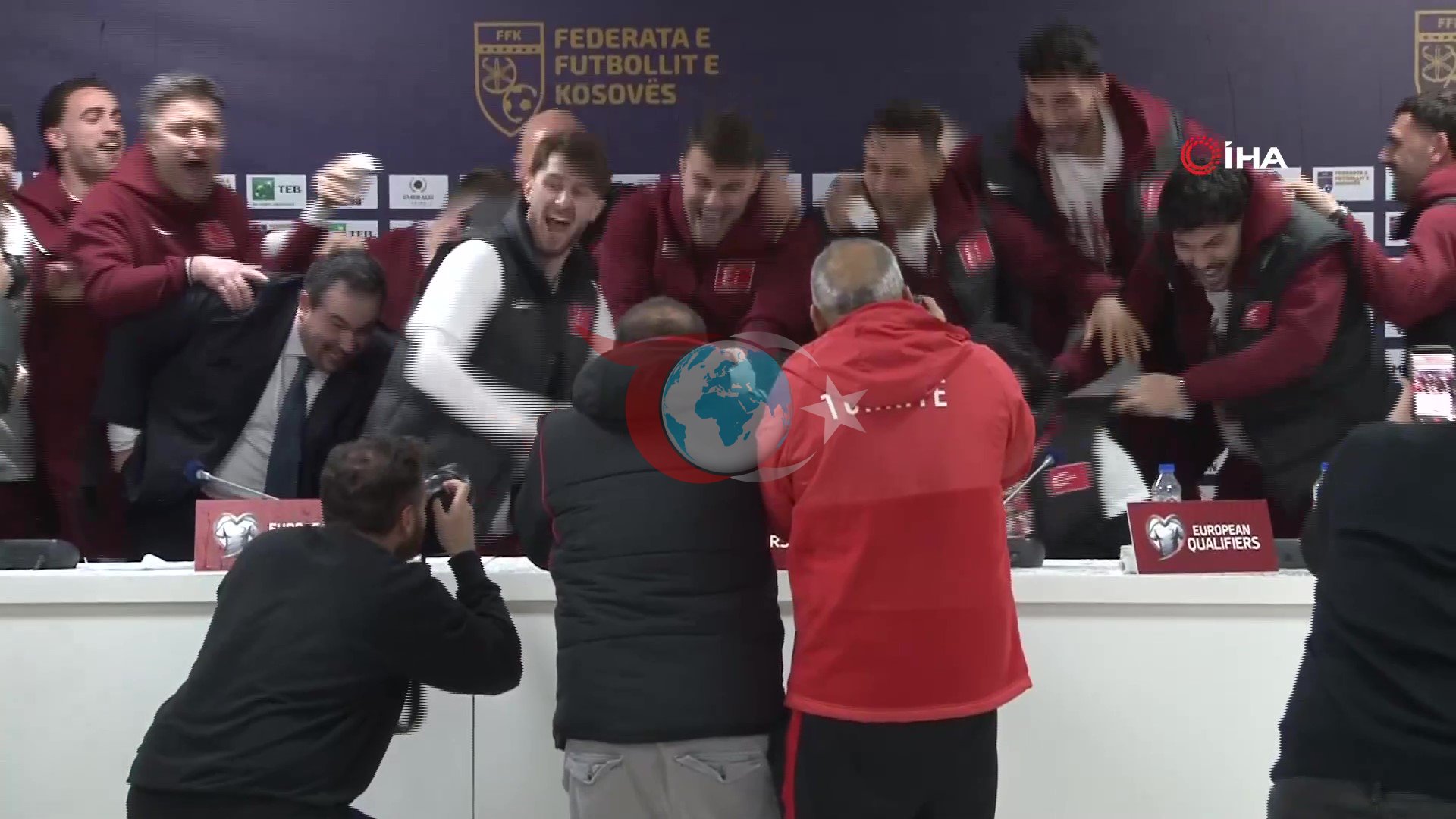 Montella'nın Basın Toplantısında Coşkulu Sulu Kutlama