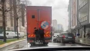 İstanbul trafiğinde patenle tehlikeli yolculuk Ölümü böyle hiçe saydılar