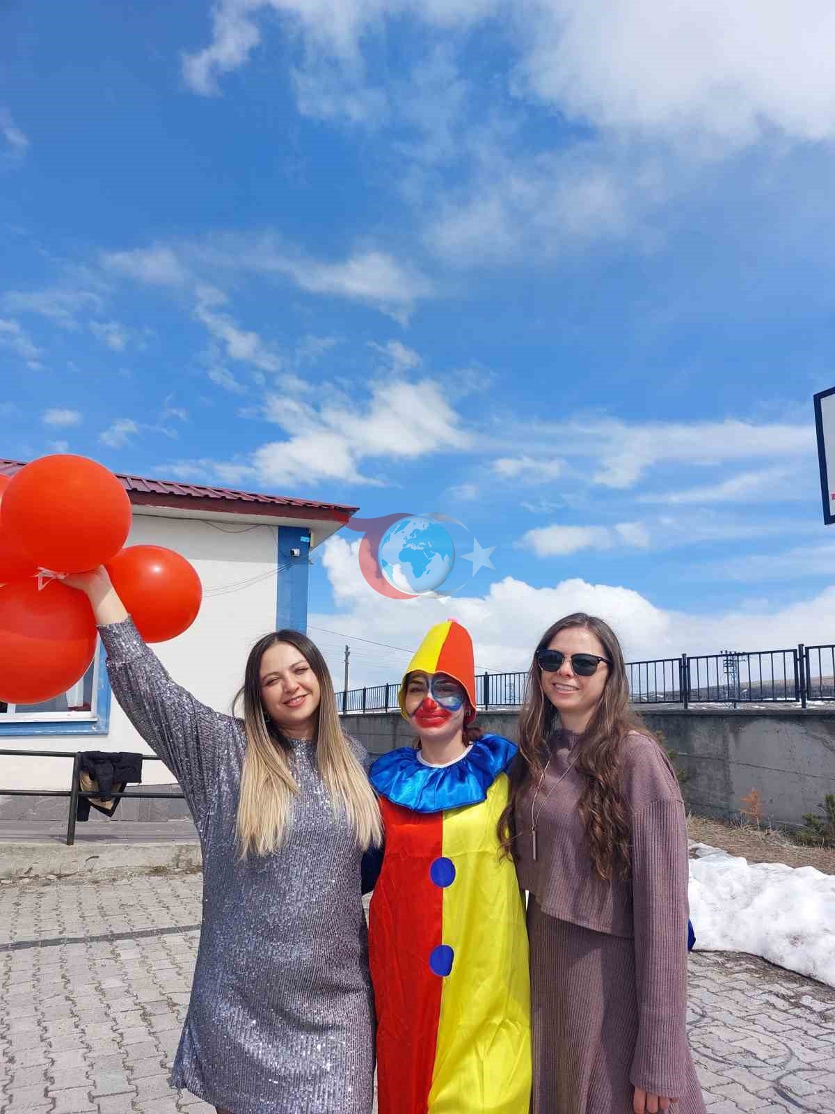 Karsโta kรถy okulunda tiyatro coลkusu: รฤrencilerden renkli gรถsteri
