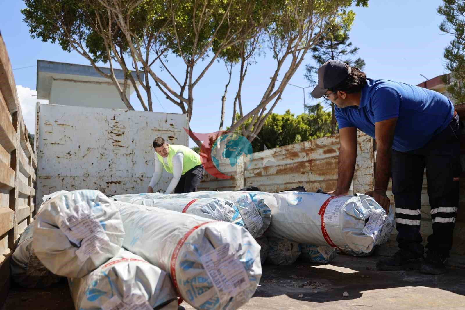 Kumluca’da Hortum Mağduru Çiftçilere Sera Naylonu Yardımı
