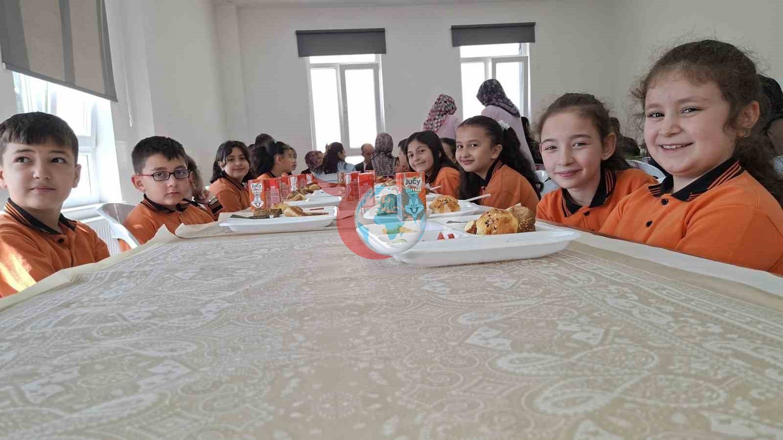 Minik Birsen’in yemek duası gönülleri fethetti