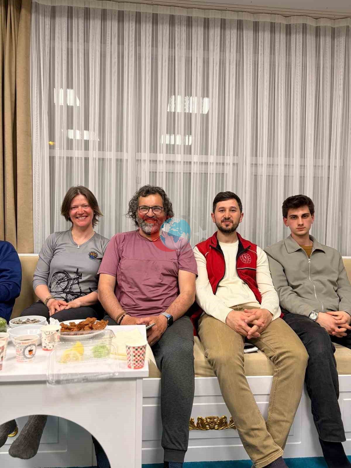 İspanyol gezgin çift, Sivas’ta sıra gecesi ile tanıştı