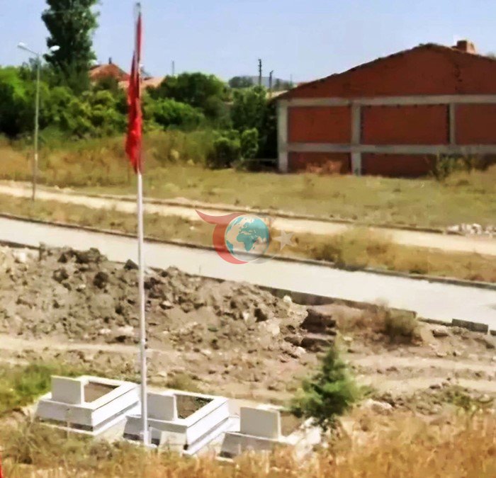 Emet'te Yol ve İnşaat Arasında Kalan Şehit Mezarları Taşındı