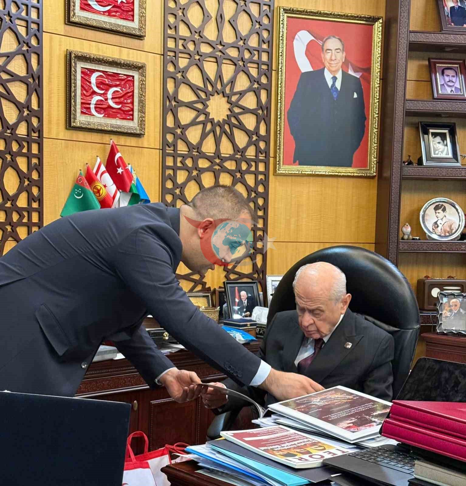 Başkan Yurdagül, Bahçeli’ye Osmanlı döneminden kalma kılıç hediye etti