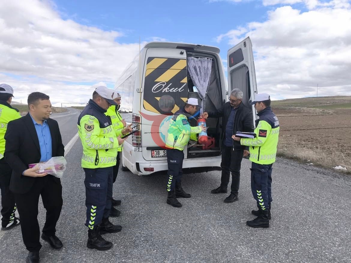 Tomarza'da Servis Şoförlerine Trafik ve Güvenlik Eğitimi Düzenlendi
